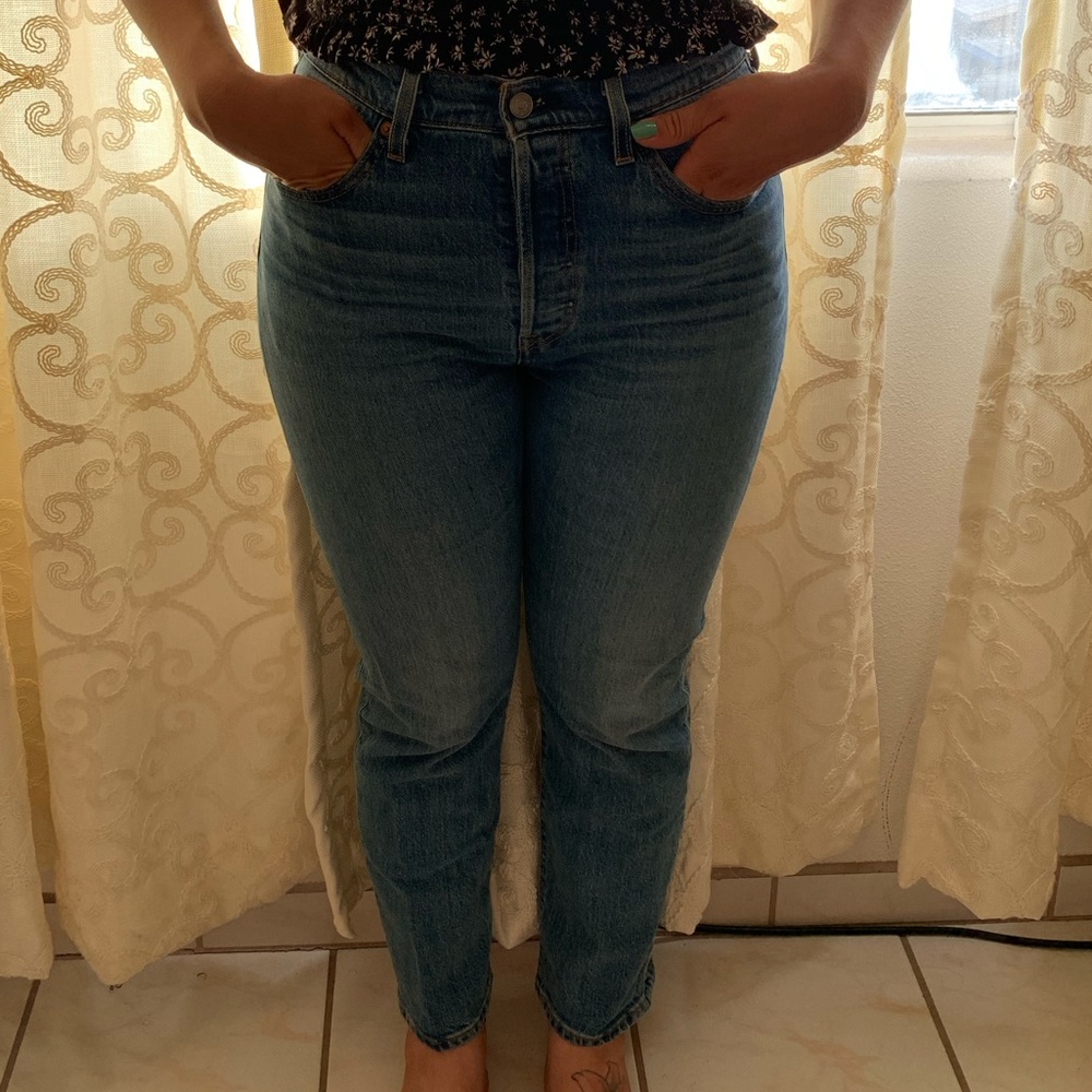 Premium Levis - Picture 2 of 5
